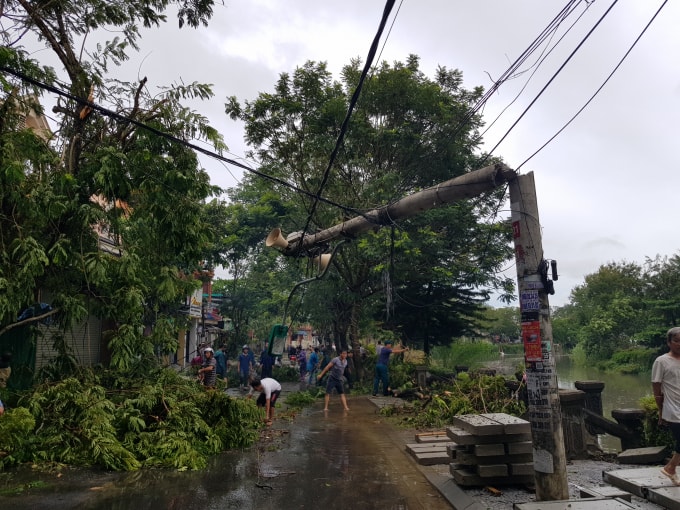 Nhiều cột điện gãy, đổ ảnh hưởng đến hoạt động truyền tải điện.