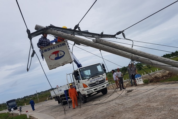 Công ty Điện lực TT Huế đang nỗ lực khắc phục sự cố điện để có thể truyền tải điện đến cho người dân sớm nhất.