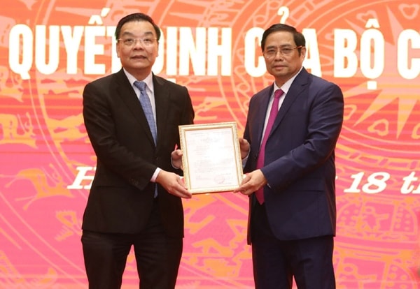 Trưởng Ban Tổ chức T.Ư Phạm Minh Chính trao Quyết định cho ông Chu Ngọc Anh