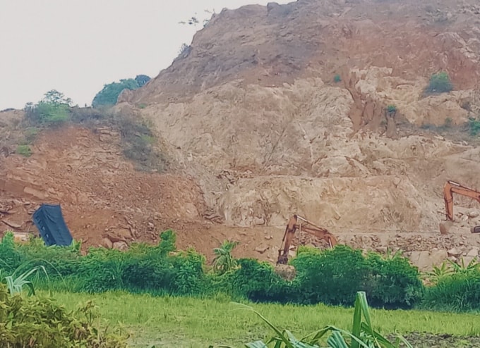 Công ty Thái Ngọc khai thác mỏ đất Núi Nấy, xã Xuân Liên, huyện Nghi Xuân (Hà Tĩnh) bị xử phạt vì vượt ra ngoài ranh giới khu vực cho phép. Ảnh người dân cung cấp