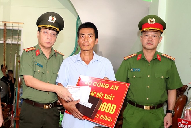 Đại tá Phạm Khải, Tổng Biên tập Báo CAND tặng quà gia đình Thượng sỹ Nguyễn Văn Mạnh.