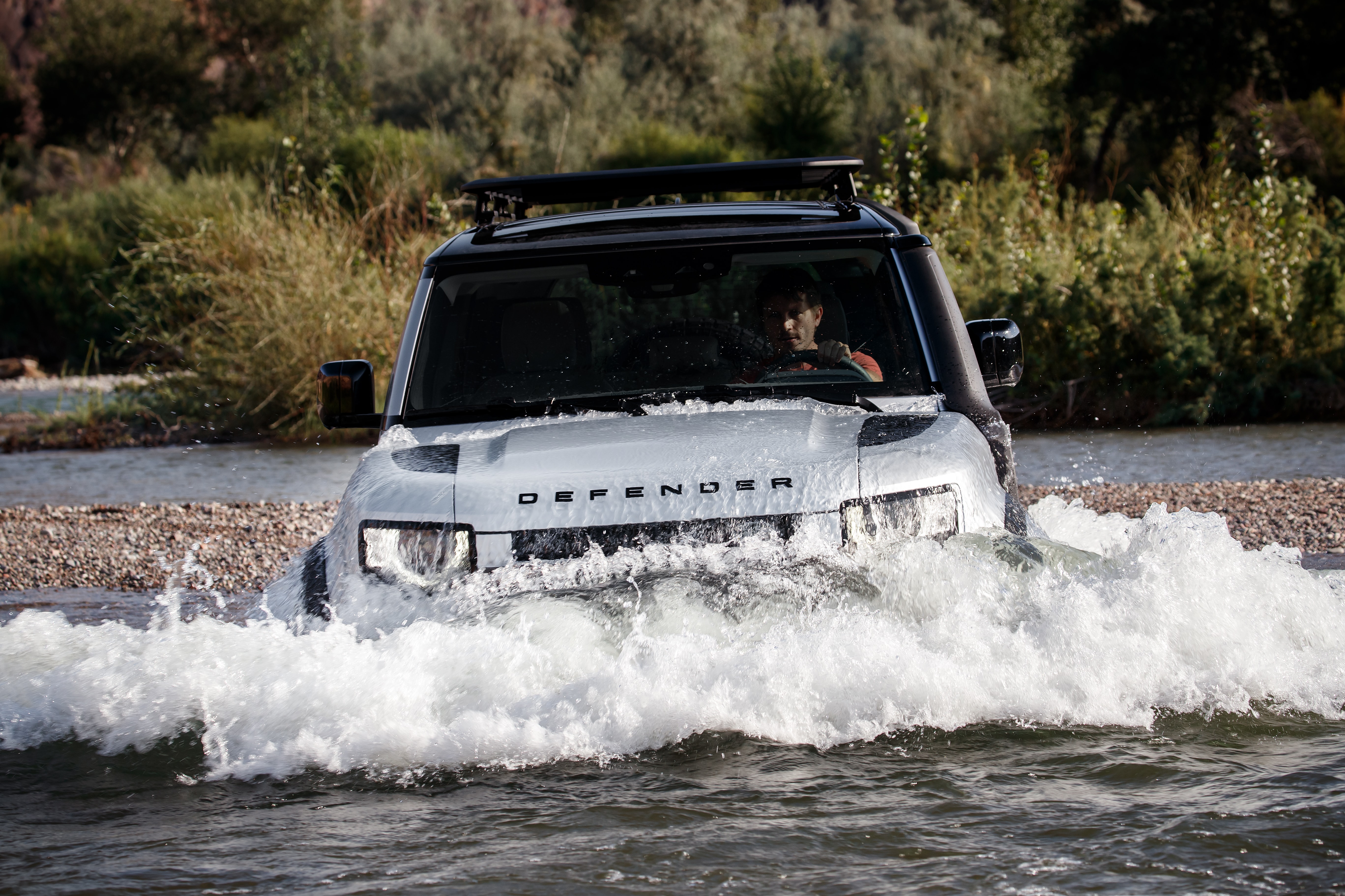 Land Rover Defender mới có khả năng vận hành ấn tượng. Ảnh: TL