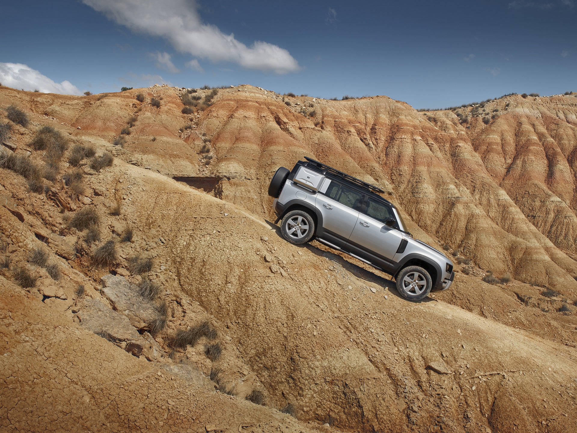 Điểm mạnh của Land Rover Defender là khả năng vượt địa hình. Ảnh: TL