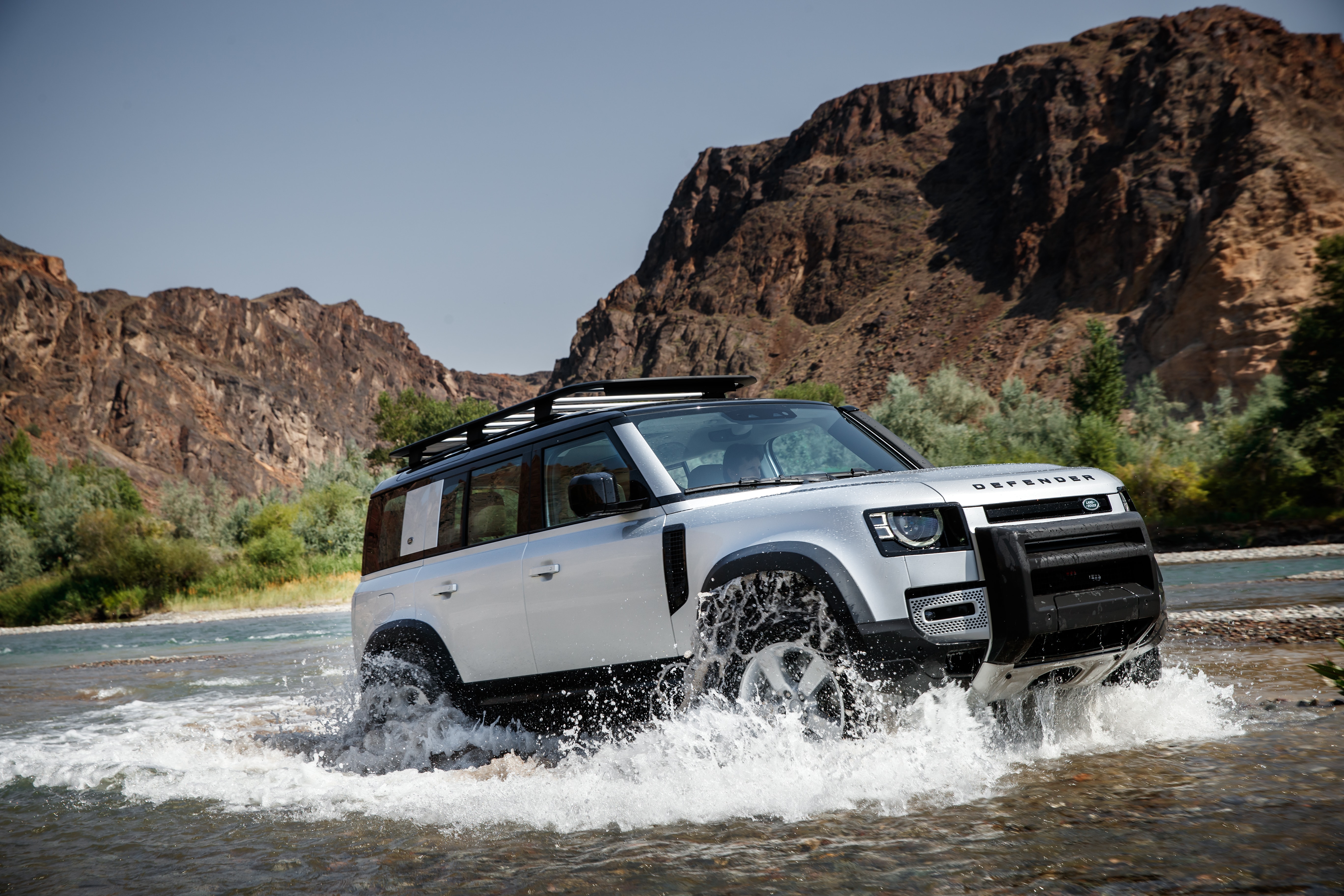 Land Rover Defender mới có khả năng vận hành ấn tượng. Ảnh: TL