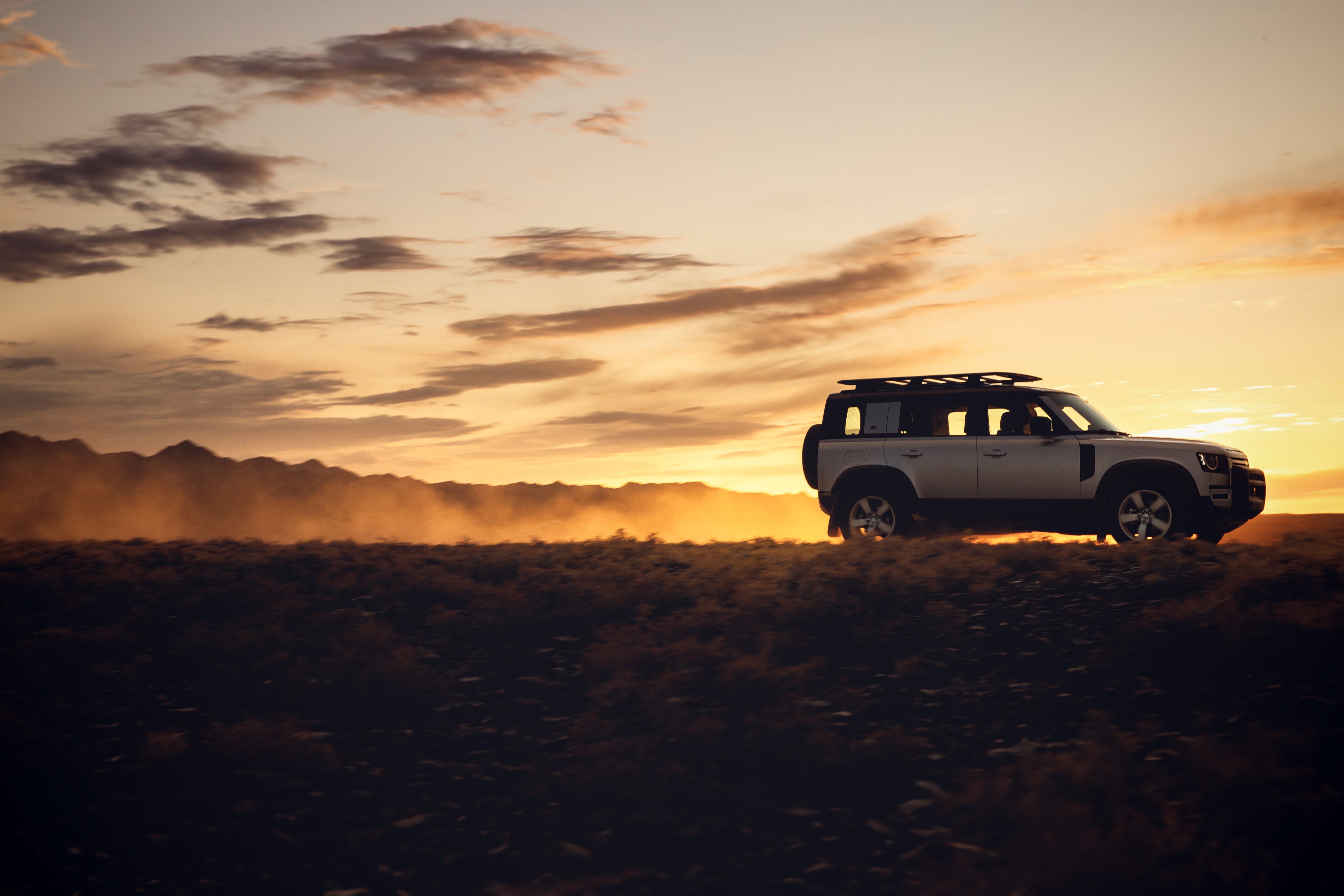 Land Rover Defender. Ảnh: TL