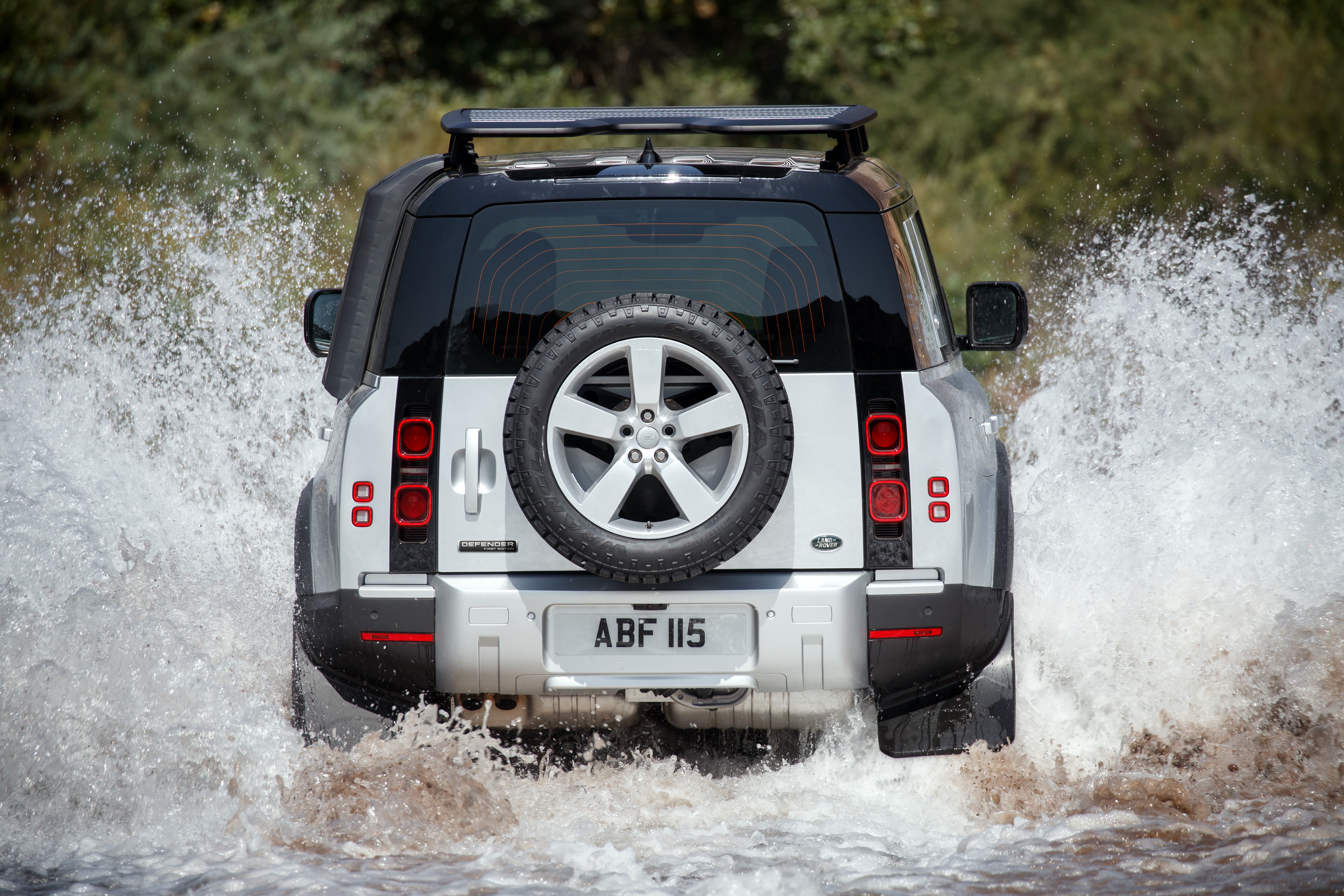 Land Rover Defender mới có khả năng vận hành ấn tượng. Ảnh: TL