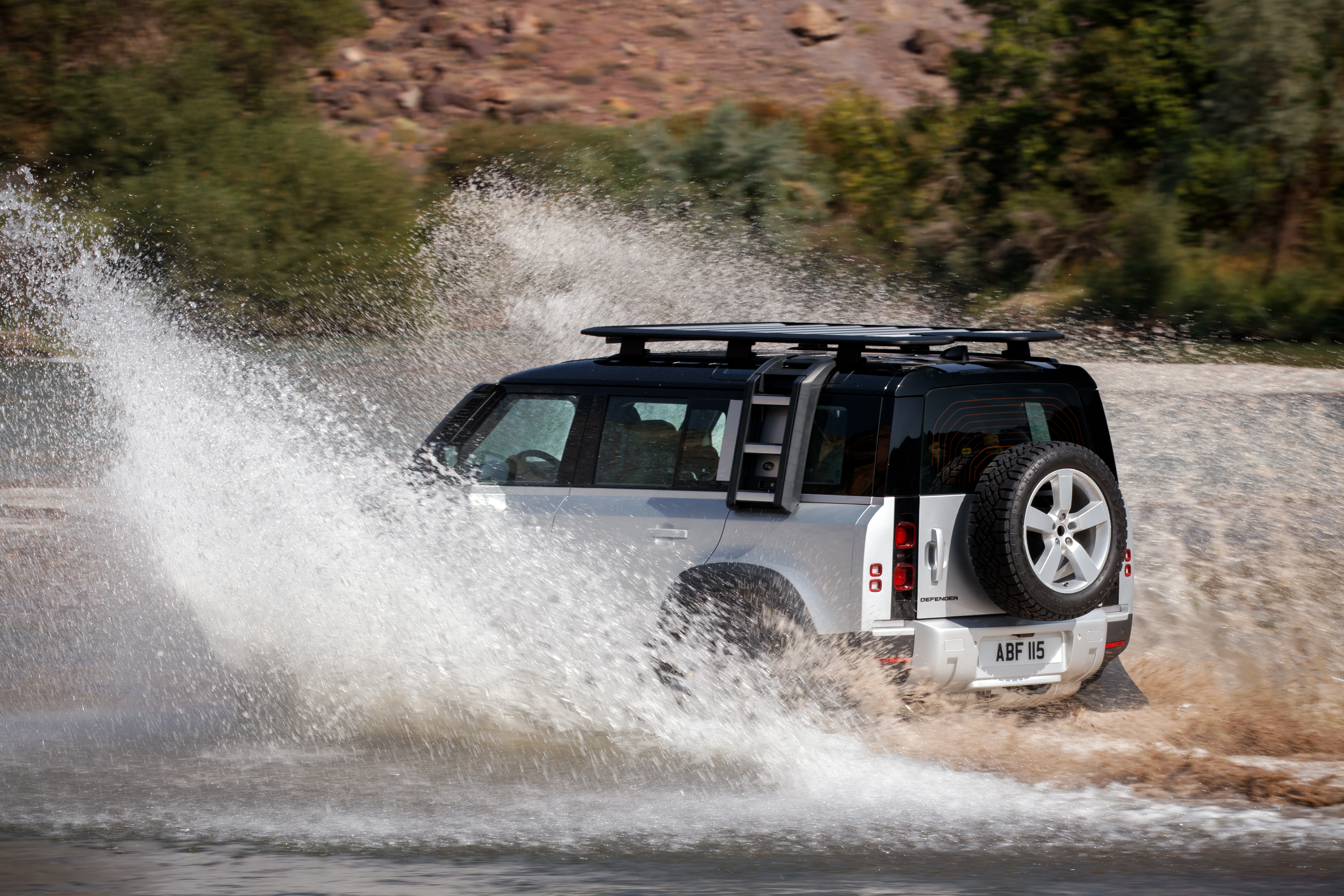 Land Rover Defender mới có khả năng vận hành ấn tượng. Ảnh: TL