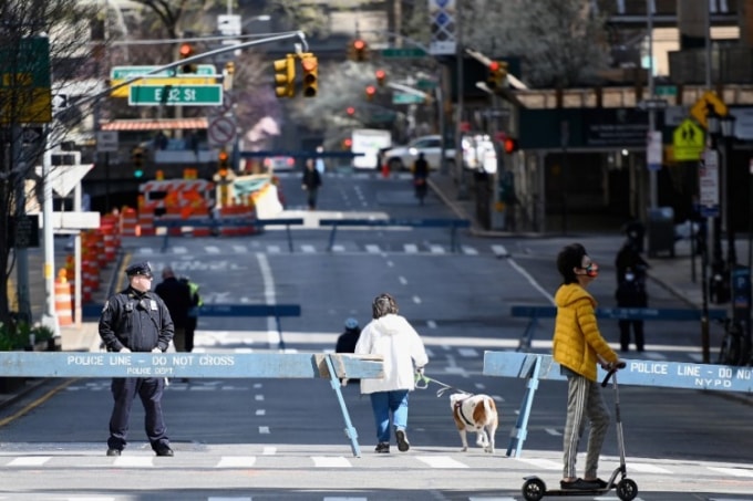 Người dân New York đi dạo ngày 27/3. Ảnh: AFP.