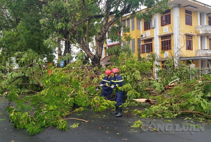 Nhiều chiến sĩ đang nỗ lực khắc phục hậu quả sau bão.
