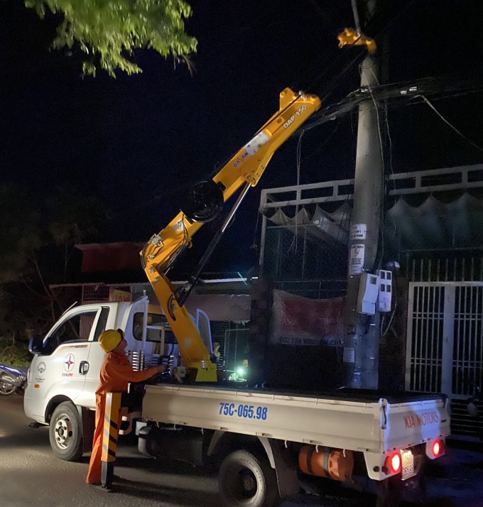 Công ty Điện lực Thừa Thiên Huế nỗ lực khắc phục sự cố điện ngay trong đêm.