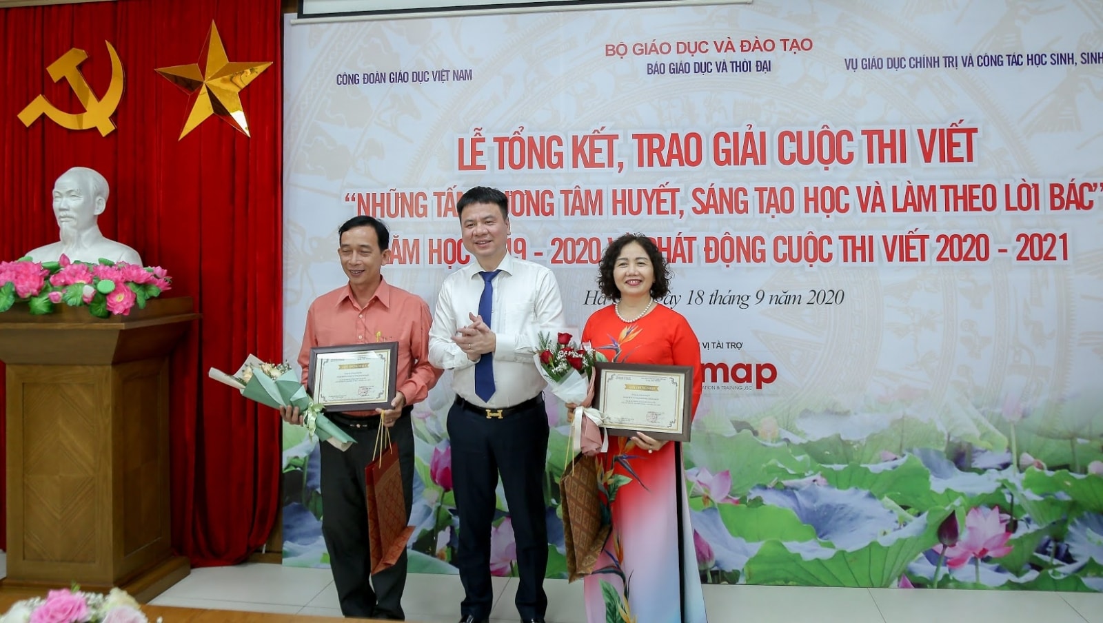 Ông Triệu Ngọc Lâm – Tổng biên tập Báo Giáo dục Thời đại trao Giải tập thể cho các đơn vị xuất sắc: Sở GD&ĐT Lạng Sơn, Sở GD&ĐT Đồng Tháp.