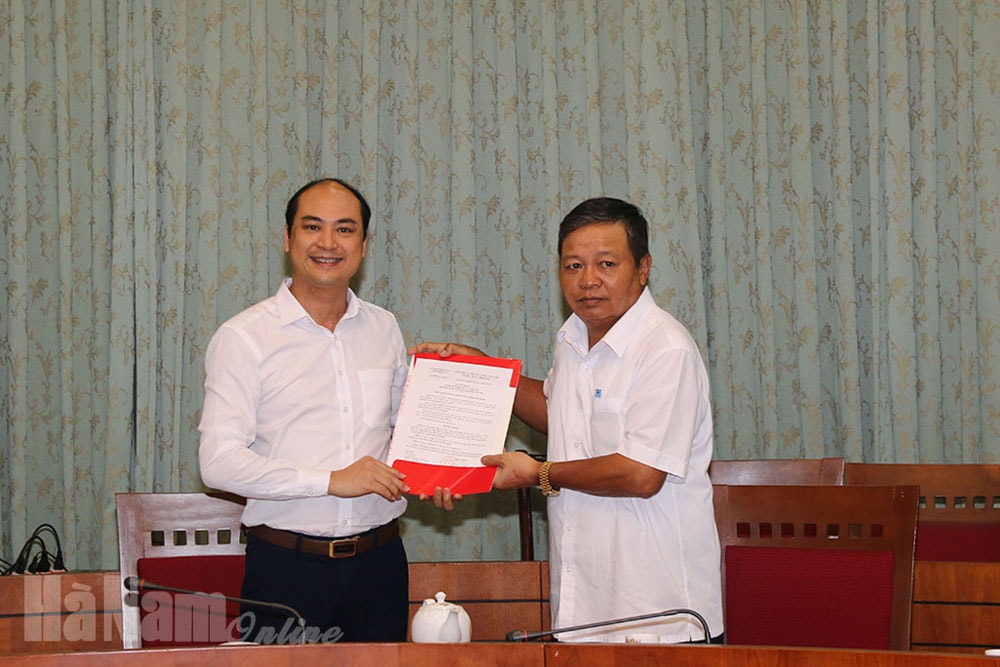 Đồng chí Nguyễn Xuân Đông-Phó Bí thư Tỉnh ủy, Chủ tịch UBND tỉnh trao Quyết định bổ nhiệm Giám đốc Đài Phát thanh và Truyền hình tỉnh cho đồng chí Vũ Tiến Tiệp.