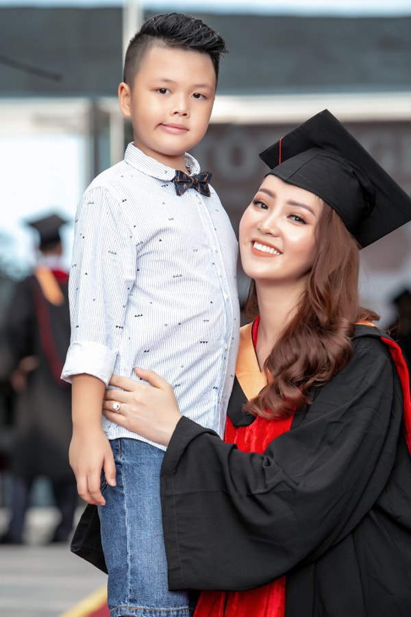 Thi thoảng Thụy Vân chia sẻ hình ảnh hạnh phúc rạng rỡ bên con trai của mình.