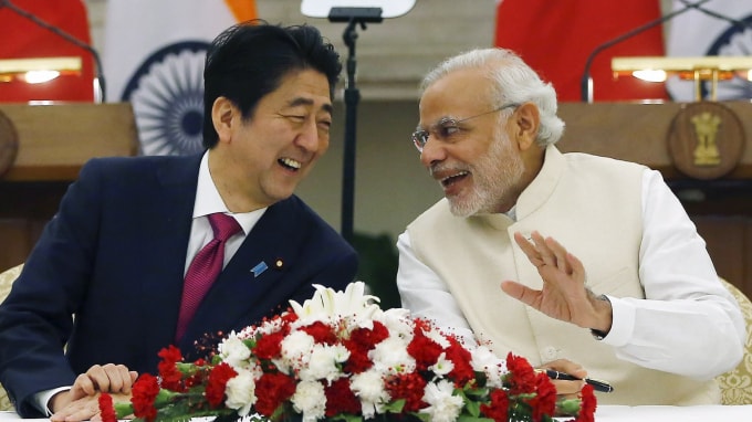 Thủ tướng Shinzo Abe và Thủ tướng Narendra Modi nói chuyện tại Hyderabad House ở New Delhi vào tháng 12 năm 2015: Abe rất chú trọng vào việc xây dựng quan hệ với Ấn Độ - Ảnh: Reuter