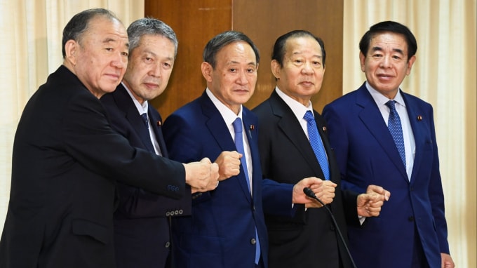 Nội các Nhật Bản dưới sự điều hành của tân thủ tướng Yoshihide Suga sẵn tiếp tục chính sách ngoại giao của Shinzo Abe - Ảnh: Arisa Moriyama