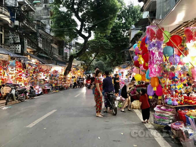 Nhiều phụ huynh đưa con nhỏ đến phố Hàng Mã vui chơi và chụp ảnh