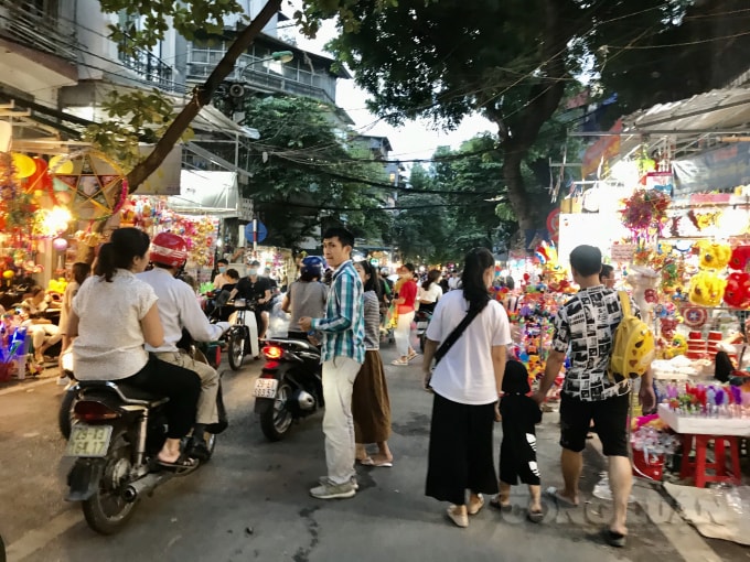 Lượng người đổ về phố Hàng Mã khá đông cùng với các phương tiện di chuyển trên đường nên đã xảy ra tình trạng ùn tắc