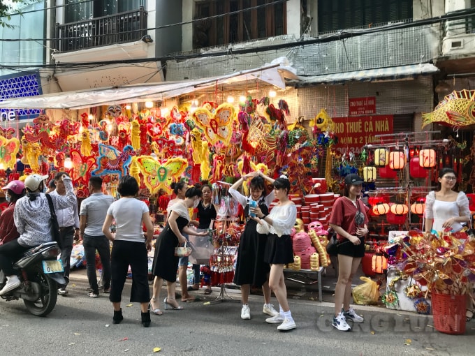 Lượng người mua thực tế vẫn khá khiêm tốn, phần đông là các bạn trẻ tới chụp ảnh, check-in