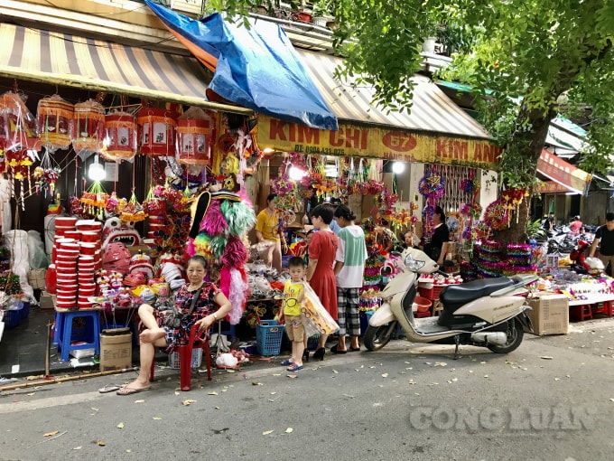 Đồ chơi Trung thu được bày bán khá phong phú, đa dạng với nhiều mặt hàng truyền thống như: đèn ông sao, trống, đèn lồng, mặt nạ, đầu sư tử,...