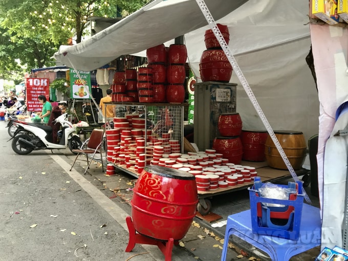 Một cửa hàng bán trống các loại trên phố Hàng Lược vắng khách mua hàng