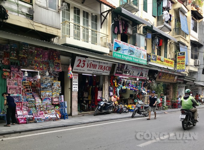 Tình trạng vắng khách cũng xuất hiện trên phố Lương Văn Can