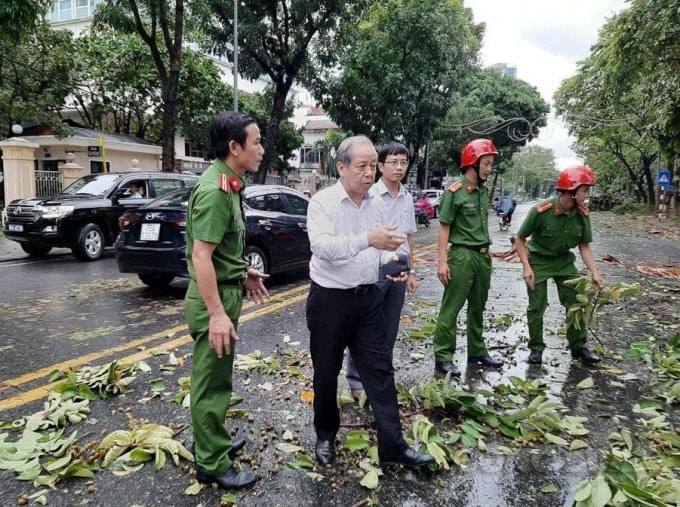 Chủ tịch UBND tỉnh chỉ đạo sớm khắc phục sự cố sau bão, để ổn định cuộc sống người dân.