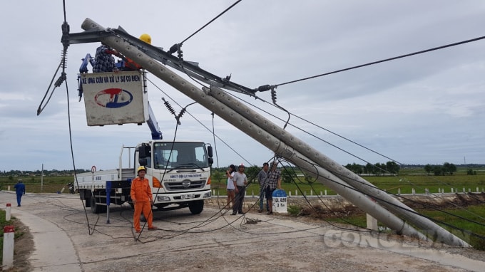 Ngành điện tập trung khắc phục sự cố hư hỏng điện sau bão số 5.