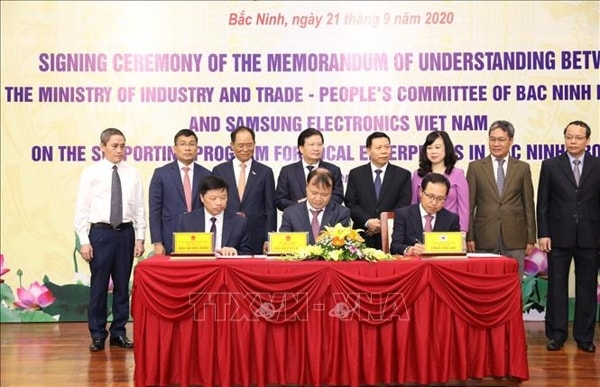 Phó Thủ tướng Trịnh Đình Dũng dự Lễ ký kết Biên bản ghi nhớ hợp tác giữa Bộ Công Thương, UBND tỉnh Bắc Ninh và Công ty TNHH Samsung điện tử Việt Nam về Chương trình hỗ trợ doanh nghiệp Việt Nam trên địa bàn tỉnh Bắc Ninh. Ảnh: TTXVN