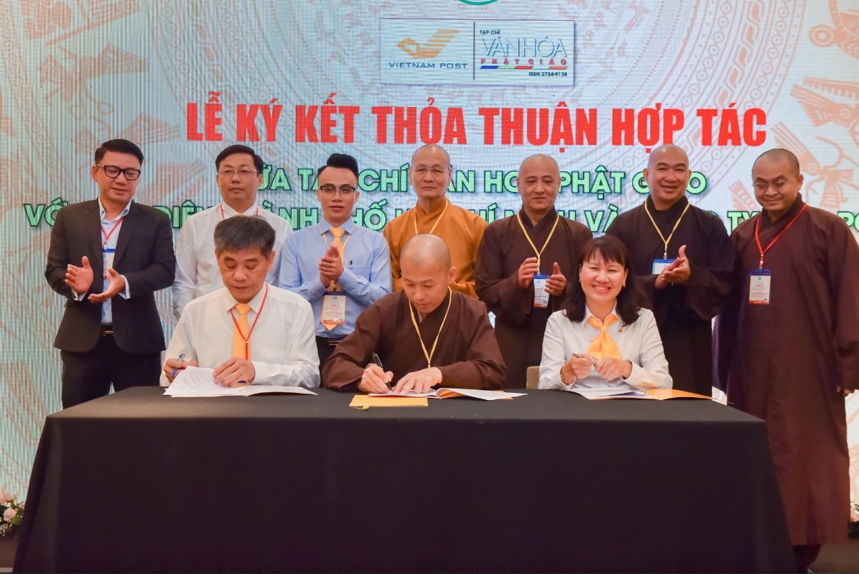 Ký cam kết hợp tác với bưu điện.