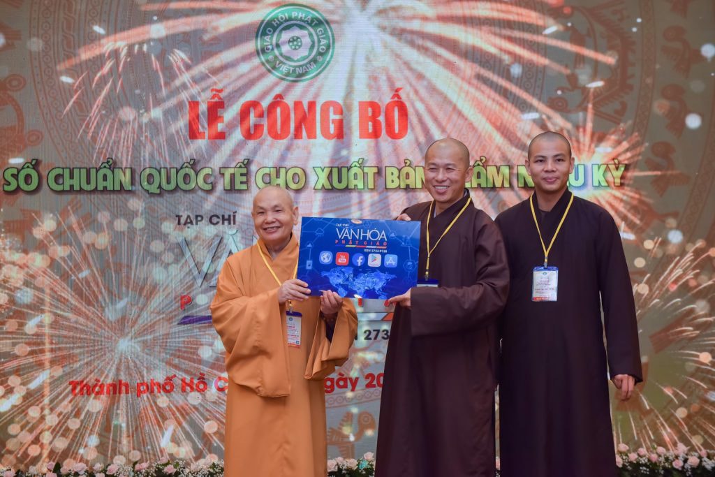 Hoà thượng Thích Thiện Nhơn – Chủ tịch HĐTS trao logo chính thức đưa website, app ứng dụng của Tạp chí Văn Hóa Phật giáo đi vào hoạt động.