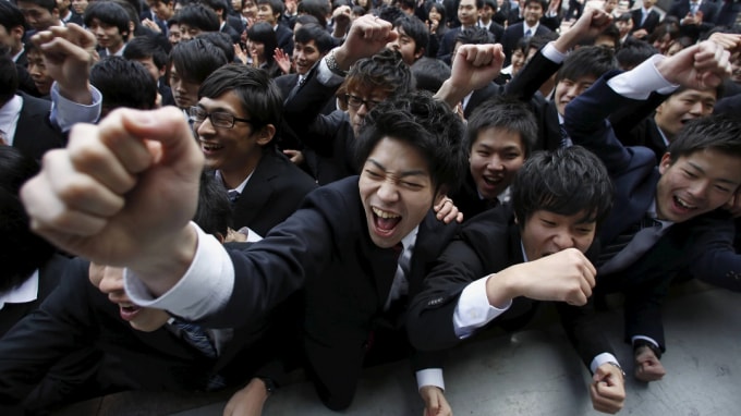 Sinh viên đại học ở Nhật Bản ăn mừng trước khi đi tìm việc. Tokyo sẽ cho phép sinh viên nước ngoài tốt nghiệp có thời hạn hai năm nếu muốn xây dựng một doanh nghiệp mới. Ảnh: Reuters