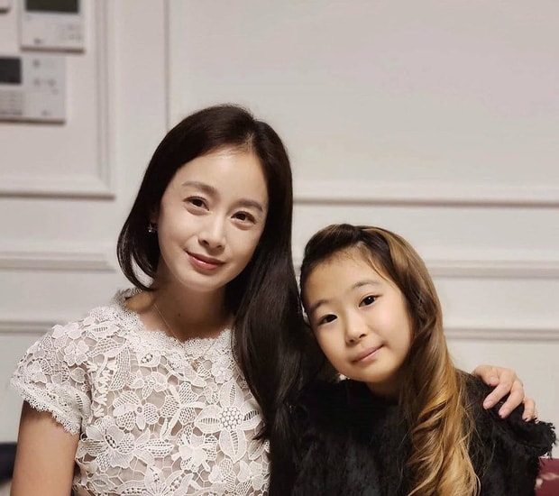Mới đây, người quen đã tiết lộ hình ảnh nữ diễn viên trong bữa tiệc nhật con gái thứ 2 tròn 1 tuổi. Kim Tae Hee khiến khán giả bất ngờ khi để lộ gương mặt nhiều nếp nhăn, đôi mắt mệt mỏi và có bọng lớn