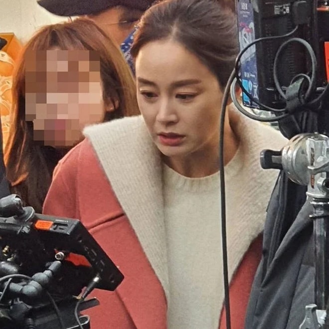 Ảnh trong hậu trường phim Hi, Bye Mama đã tố tuổi thật của nữ diễn viên. Đáng nói, netizen Hàn cho rằng Kim Tae Hee chỉnh sửa quá ảo, nhìn ảnh thực tế khác hẳn poster