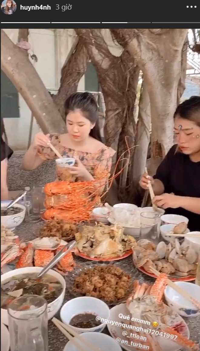 Một bữa ăn thịnh soạn ngay sau đó tại nhà của Huỳnh Anh. Ảnh: internet.