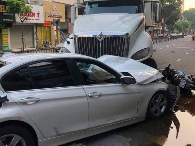Xe container tông nát đầu xế sang BMW. Ảnh: internet.