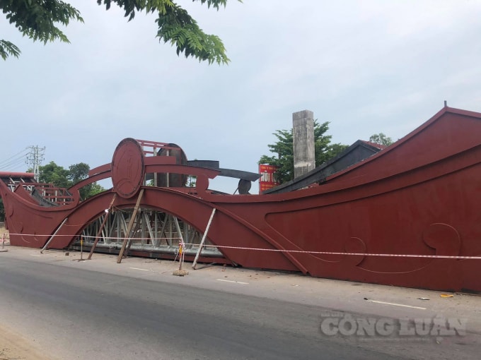 Khung sắt cổng chào đang trong quá trình hoàn thiện.
