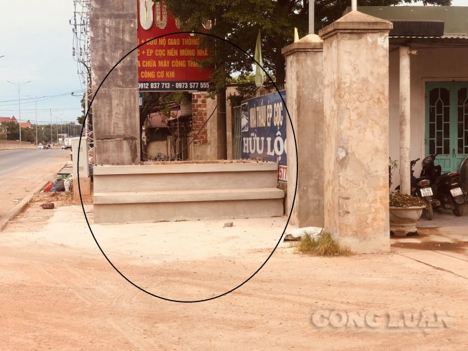 Chân trụ cổng chào được đặt trên vỉa hè của Quốc lộ 1A. Tuy nhiên, theo ông Nguyễn Văn Sỹ thì vị trí đặt chân trụ là đất của dân nên vẫn phải đền bù.