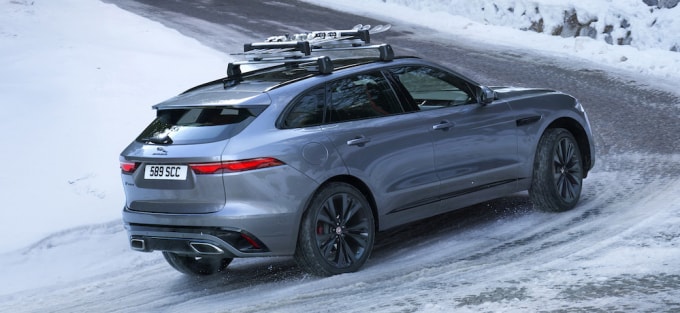 Jag_F-PACE_21MY_Location_Driving_150920_SI_010_GLHDa