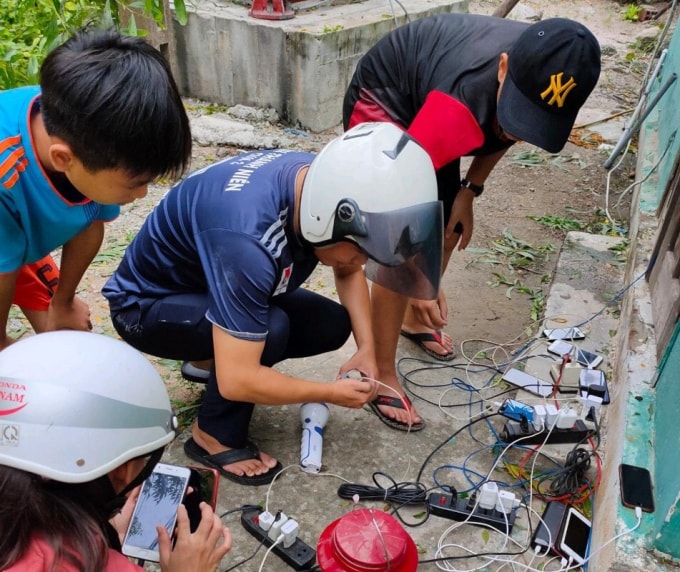 : Ước tính đã có khoảng 1500 người đến các điểm”sạc điện thoại miễn phí” trong 3 ngày (ảnh TL).
