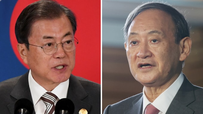Tổng thống Hàn Quốc Moon Jae-in và tân Thủ tướng Nhật Bản Yoshihide Suga đã nói chuyện qua điện thoại hôm thứ Năm trong cuộc hội đàm trực tiếp đầu tiên giữa lãnh đạo hai nước kể từ tháng 12 năm ngoái. Ảnh: Reuters
