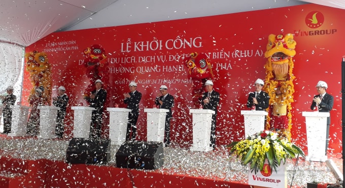 Các đại biểu bấm nút khởi công Dự án Khu đô thị ven biển Quang Hanh. Ảnh: Nguyễn Quân.