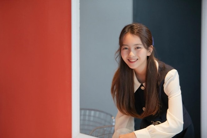 Nụ cười ngọt ngào của Kal So Won khiến người đối diện tan chảy.