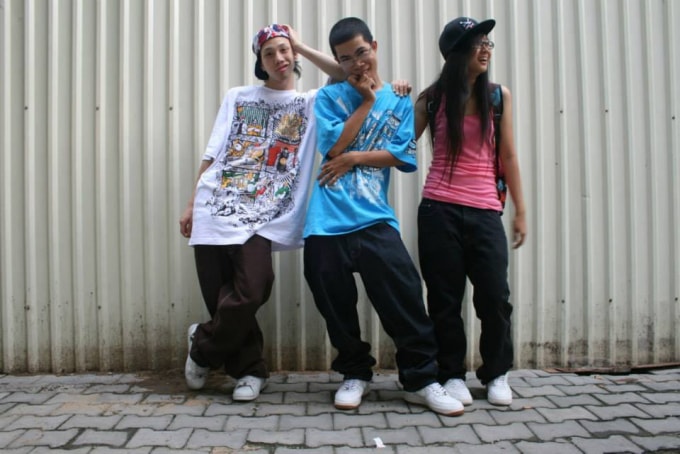 Phong cách thời trang đậm chất hiphop thế hệ cuối 8x đầu 9x. Ảnh: FBNV