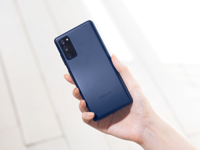 S20 FE cũng được trang bị camera 32MP ở mặt trước để chụp ảnh selfie và gọi video, hỗ trợ pixel binning, thay vì chỉ có camera selfie 10MP giống như S20 tiêu chuẩn. Ảnh: internet.