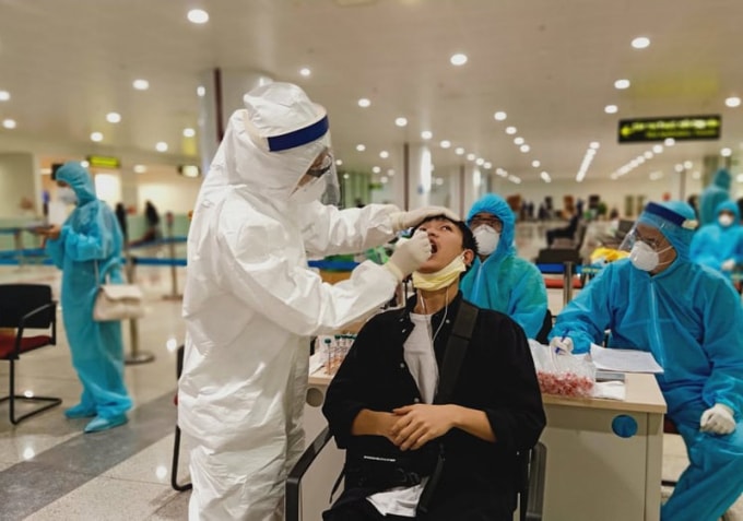 Hà Nội triển khai lấy mẫu xét nghiệm Covid-19 cho hành khách tại sân bay Nội Bài. Ảnh: TL