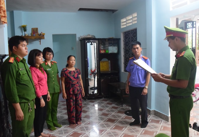 Cơ quan CSĐT Công an tỉnh Thừa Thiên Huế đọc lệnh khởi tố bị can và ra lệnh cấm đi khỏi nơi cư trú đối với Trần Thị Thu.