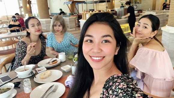 Nữ ca sĩ Thái Trinh cùng ca sĩ Ái Phương và hai người bạn chọn 1 khách sạn 5 sao trong chuyến du lịch nghỉ dưỡng của mình.
