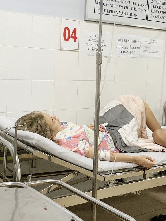 Thái Trinh nhập viện vị ngộ độc thức phẩm.