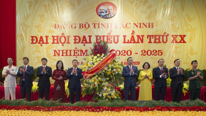 Đại tướng Tô Lâm - Ủy viên Bộ chính trị, Bộ trưởng Bộ Công an tặng hoa chúc mừng Đại hội