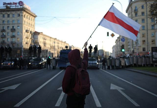 Một người biểu tình ở Minsk, Belarus. Ảnh: Reuters